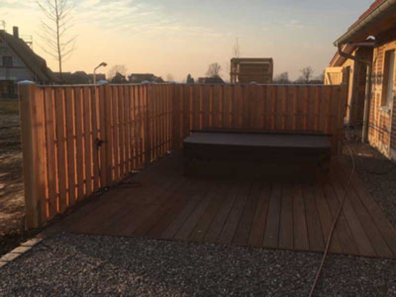 Terrasse mit Zaun und Whirlpool